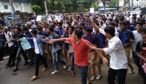 চট্টগ্রামেও রাজপথে শিক্ষার্থীরা চট্টগ্রামেও রাজপথে শিক্ষার্থীরা