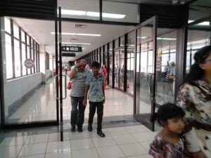 গায়ে রক্ত, চোখে-মুখে আতংক ইউএস বাংলার যাত্রীদের গায়ে রক্ত, চোখে-মুখে আতংক ইউএস বাংলার যাত্রীদের