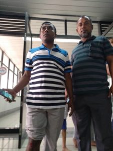 গায়ে রক্ত, চোখে-মুখে আতংক ইউএস বাংলার যাত্রীদের গায়ে রক্ত, চোখে-মুখে আতংক ইউএস বাংলার যাত্রীদের