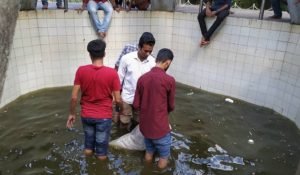 চবি শহীদ মিনারে ছাত্রলীগের পরিচ্ছন্নতা অভিযান চবি শহীদ মিনারে ছাত্রলীগের পরিচ্ছন্নতা অভিযান