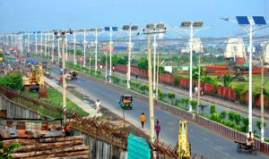 সূর্যালোকে আলোকিত সড়ক