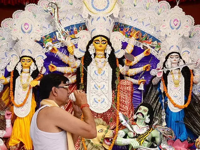 আশ্বিনের মাঝামাঝি উঠিল বাজনা বাজি