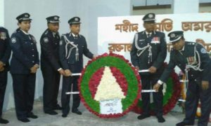 বীরদের শ্রদ্ধা জানাতে শহিদ মিনারে জনস্রোত বীরদের শ্রদ্ধা জানাতে শহিদ মিনারে জনস্রোত