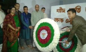 বীরদের শ্রদ্ধা জানাতে শহিদ মিনারে জনস্রোত বীরদের শ্রদ্ধা জানাতে শহিদ মিনারে জনস্রোত