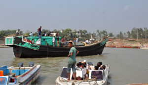 ঝুঁকিতে পারাপার ঝুঁকিতে পারাপার
