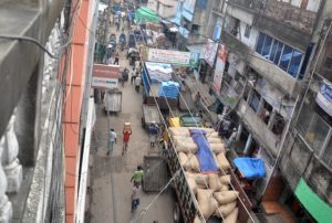 খাতুনগঞ্জে পালাবদলে সড়ক দখল খাতুনগঞ্জে পালাবদলে সড়ক দখল