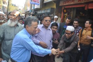 ভোট চাইতে দ্বারে দ্বারে প্রার্থীরা ভোট চাইতে দ্বারে দ্বারে প্রার্থীরা