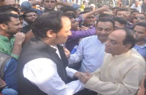 ভোট চাইতে দ্বারে দ্বারে প্রার্থীরা ভোট চাইতে দ্বারে দ্বারে প্রার্থীরা