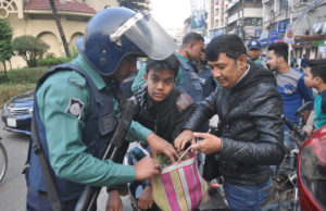 নগরজুড়ে পুলিশ-বিজিবির টহল, মোড়গুলোতে চেক পোস্ট নগরজুড়ে পুলিশ-বিজিবির টহল, মোড়গুলোতে চেক পোস্ট