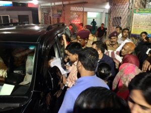 চলার পথেও সেবা দিচ্ছেন নগরপিতা