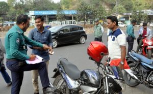 আরোহীর হেলমেট না থাকলেই মামলা