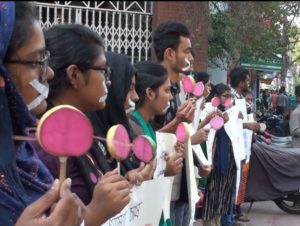 জেব্রাক্রসিংয়ে শরীর গড়িয়ে সড়কে ‘হত্যার’ প্রতিবাদ জেব্রাক্রসিংয়ে শরীর গড়িয়ে সড়কে ‘হত্যার’ প্রতিবাদ