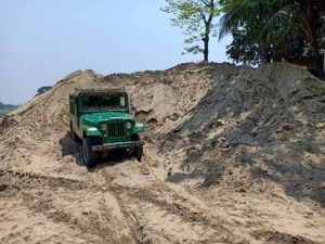 হালদায় অবৈধ জাল ও বালুর গাড়ি আটক হালদায় অবৈধ জাল ও বালুর গাড়ি আটক