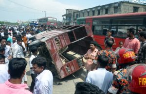 লেগুনার ধাক্কায় ছাত্রী আহত, সড়ক অবরোধ