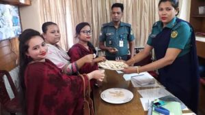 থানায় মিলল মুড়ি-মুড়কি! থানায় মিলল মুড়ি-মুড়কি!