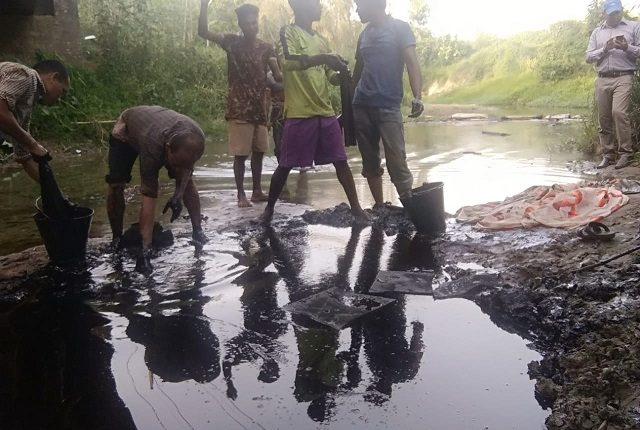 হালদাতে ফার্নেস অয়েল ছড়িয়ে পড়ার শঙ্কায় খালে বাঁধ হালদাতে ফার্নেস অয়েল ছড়িয়ে পড়ার শঙ্কায় খালে বাঁধ