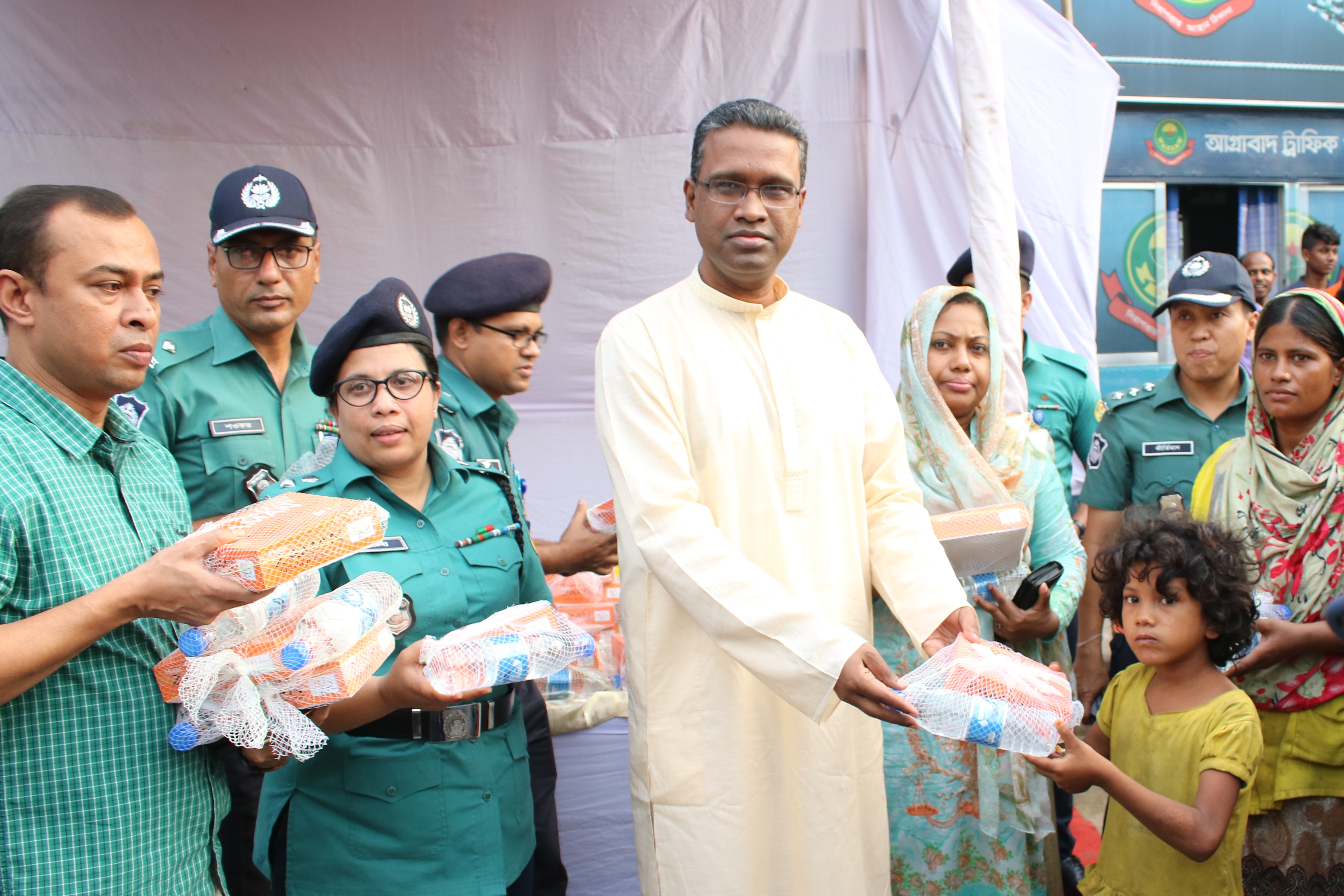 ট্রাফিক পুলিশের সঙ্গে রাস্তায় সিএমপি কমিশনারের ইফতার ট্রাফিক পুলিশের সঙ্গে রাস্তায় সিএমপি কমিশনারের ইফতার