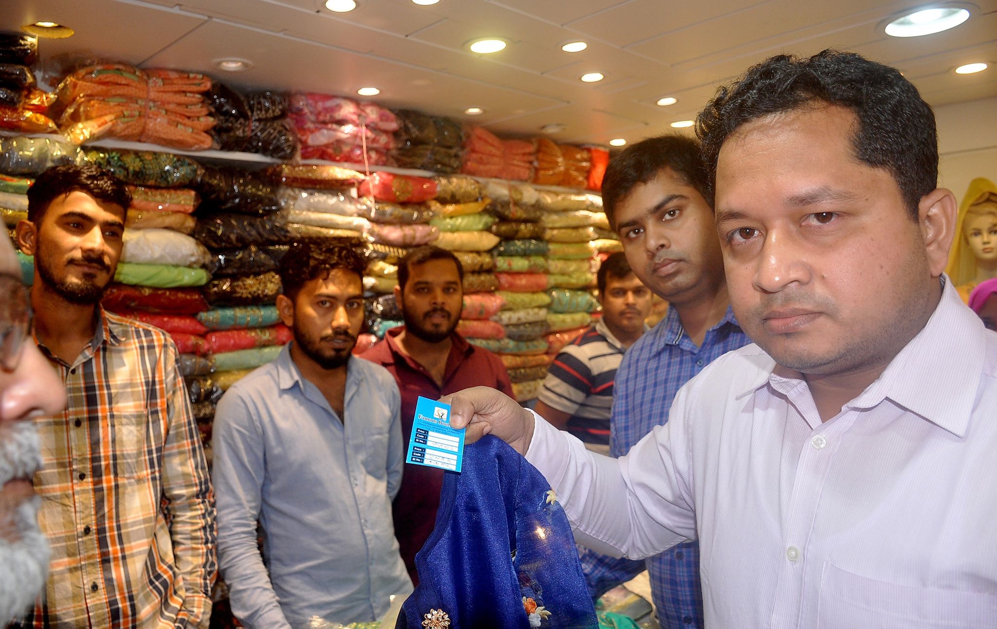 ছদ্মবেশে শপিংমলে ম্যাজিস্ট্রেট, ১ লাখ টাকা জরিমানা  