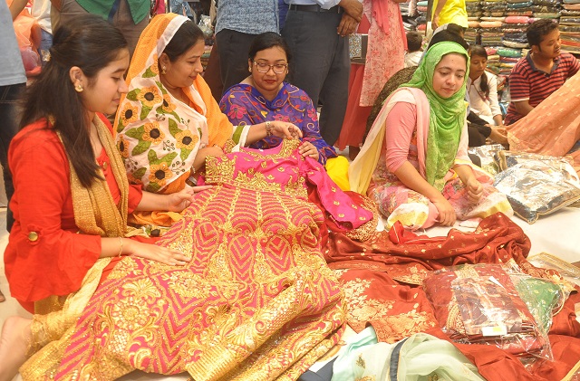 জমে উঠেছে টেরীবাজার