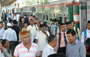নগর ছাড়ছে মানুষ