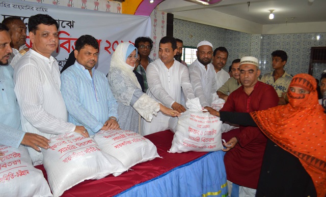সাতকানিয়া সমিতির ইফতার ও সেহেরী সামগ্রী বিতরণ