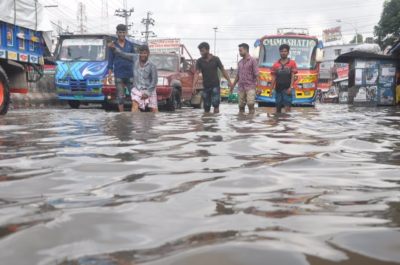 শুক্রবারের হাঁটুপানি সরেনি রোববারেও শুক্রবারের হাঁটুপানি সরেনি রোববারেও
