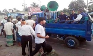 পুলিশের চাকরি: প্রতারণা থেকে বিরত থাকতে মাইকিং পুলিশের চাকরি: প্রতারণা থেকে বিরত থাকতে মাইকিং