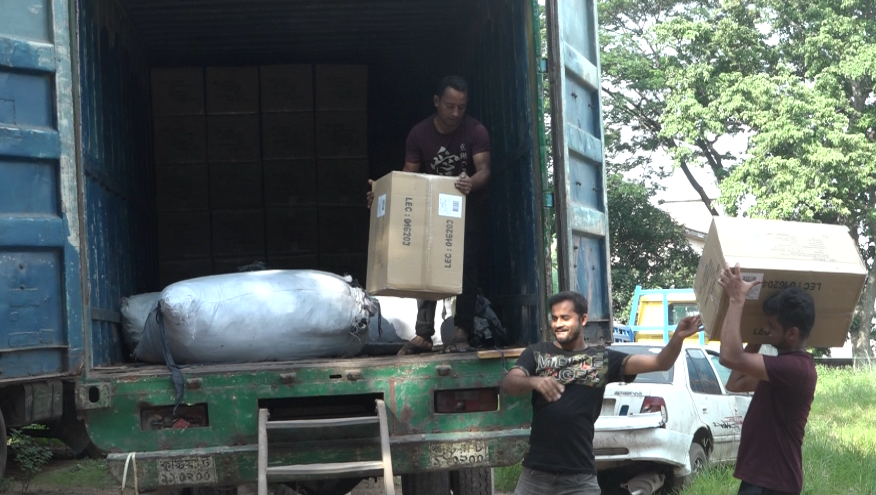 অভিনব কায়দায় রপ্তানি পণ্য লুট, অভিযানে গ্রেপ্তার ৬ অভিনব কায়দায় রপ্তানি পণ্য লুট, অভিযানে গ্রেপ্তার ৬