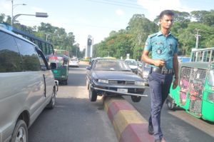 যেভাবে গাড়িটি ডিভাইডারে… যেভাবে গাড়িটি ডিভাইডারে…