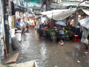 বৃষ্টি কমলেও পানি সরেনি রিয়াজউদ্দিন বাজারে