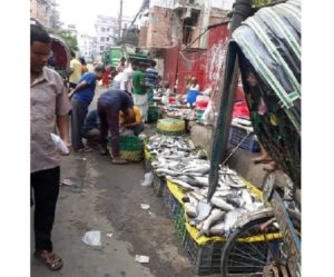 সিরাজউদ্দৌলা রোডে ফুটপাতের বাজার উচ্ছেদে আবেদন সিরাজউদ্দৌলা রোডে ফুটপাতের বাজার উচ্ছেদে আবেদন