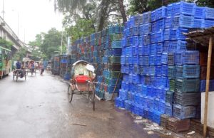 ফুটপাতের পুরোটাই দখলে! ফুটপাতের পুরোটাই দখলে!