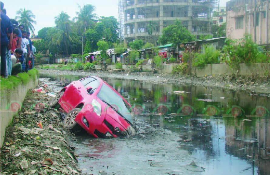 নিয়ন্ত্রণ হারিয়ে গাড়ি যখন খালে