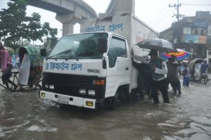 টানা বর্ষণে পানিবন্দি মানুষ টানা বর্ষণে পানিবন্দি মানুষ