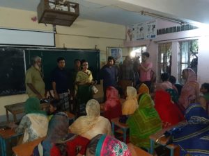 পাহাড়ে বসবাসকারীদের সরিয়ে নিচ্ছে প্রশাসন পাহাড়ে বসবাসকারীদের সরিয়ে নিচ্ছে প্রশাসন