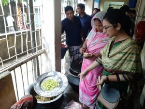 পাহাড়ে বসবাসকারীদের সরিয়ে নিচ্ছে প্রশাসন পাহাড়ে বসবাসকারীদের সরিয়ে নিচ্ছে প্রশাসন