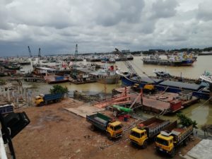তীরের পাশে তরী তীরের পাশে তরী