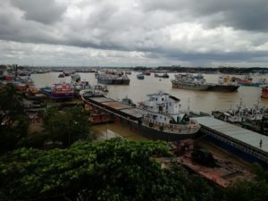 তীরের পাশে তরী তীরের পাশে তরী