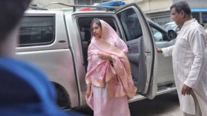 খাবার নিয়ে হাসপাতালে খালেদার স্বজনরা খাবার নিয়ে হাসপাতালে খালেদার স্বজনরা