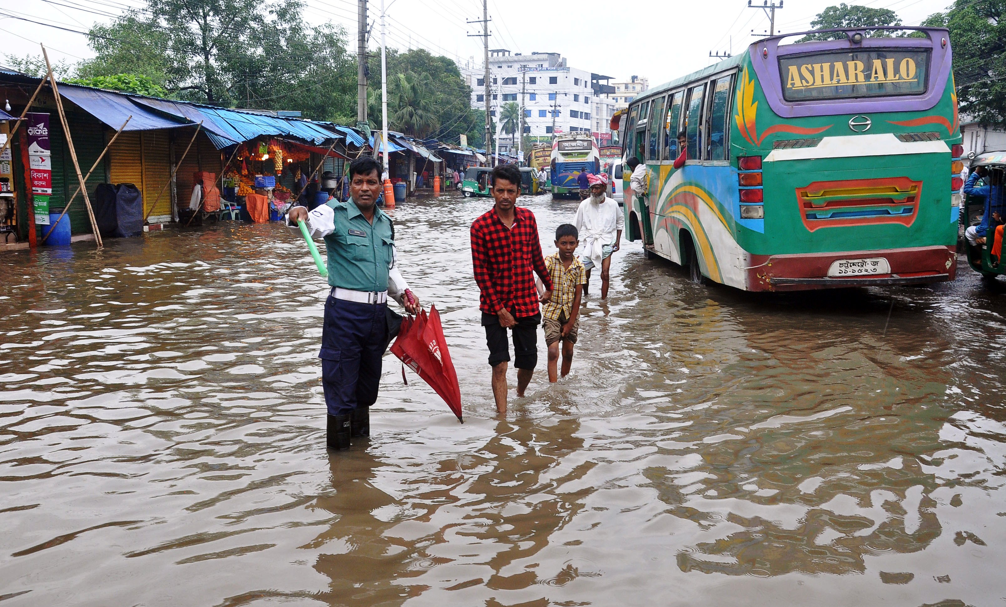 বৃষ্টি হলেই ডুবে যায় রাস্তা