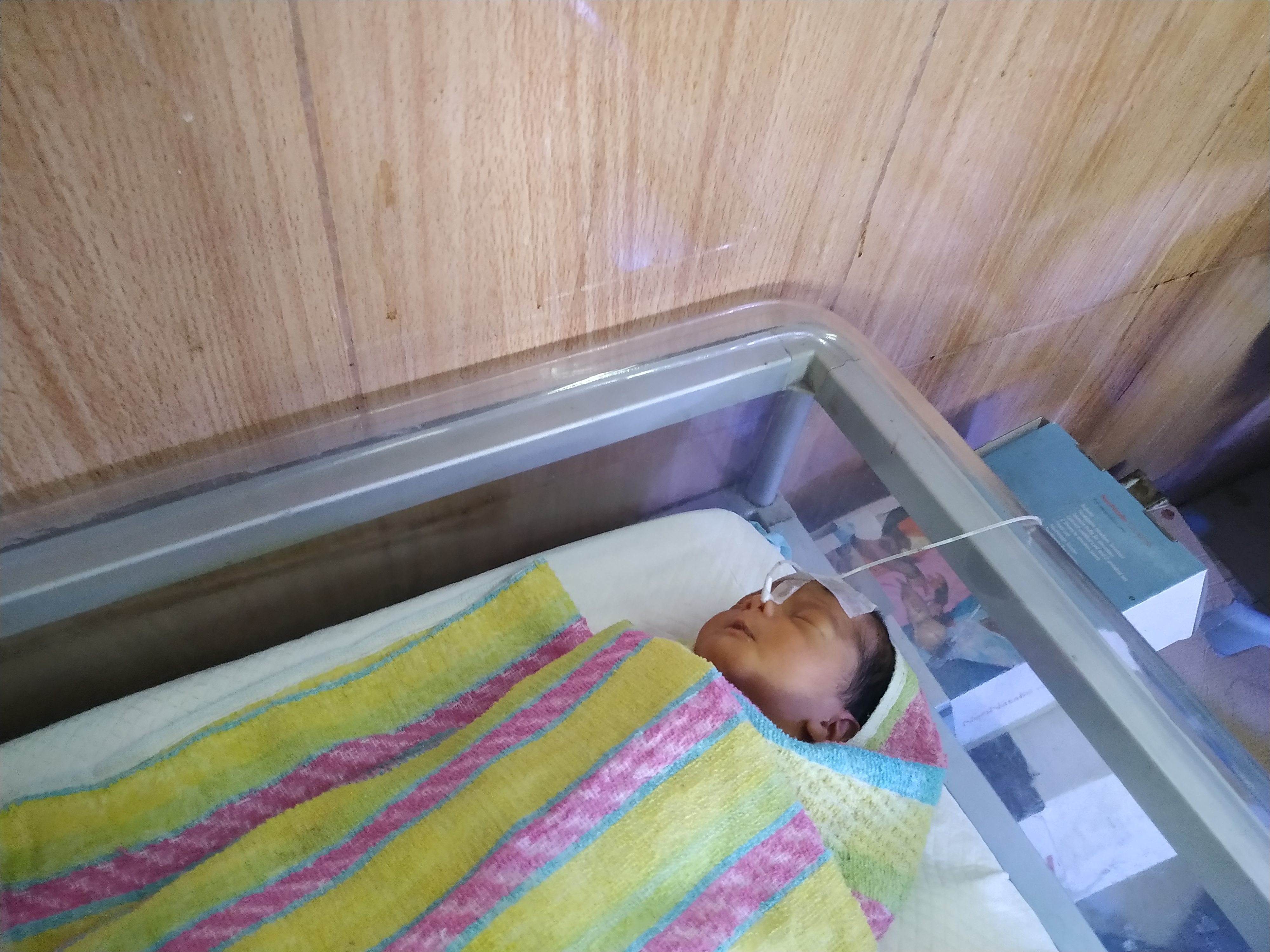 বেঁধে রেখে চিকিৎসা চলছে মায়ের, ইনকিউবিটরে শিশুসন্তান বেঁধে রেখে চিকিৎসা চলছে মায়ের, ইনকিউবিটরে শিশুসন্তান