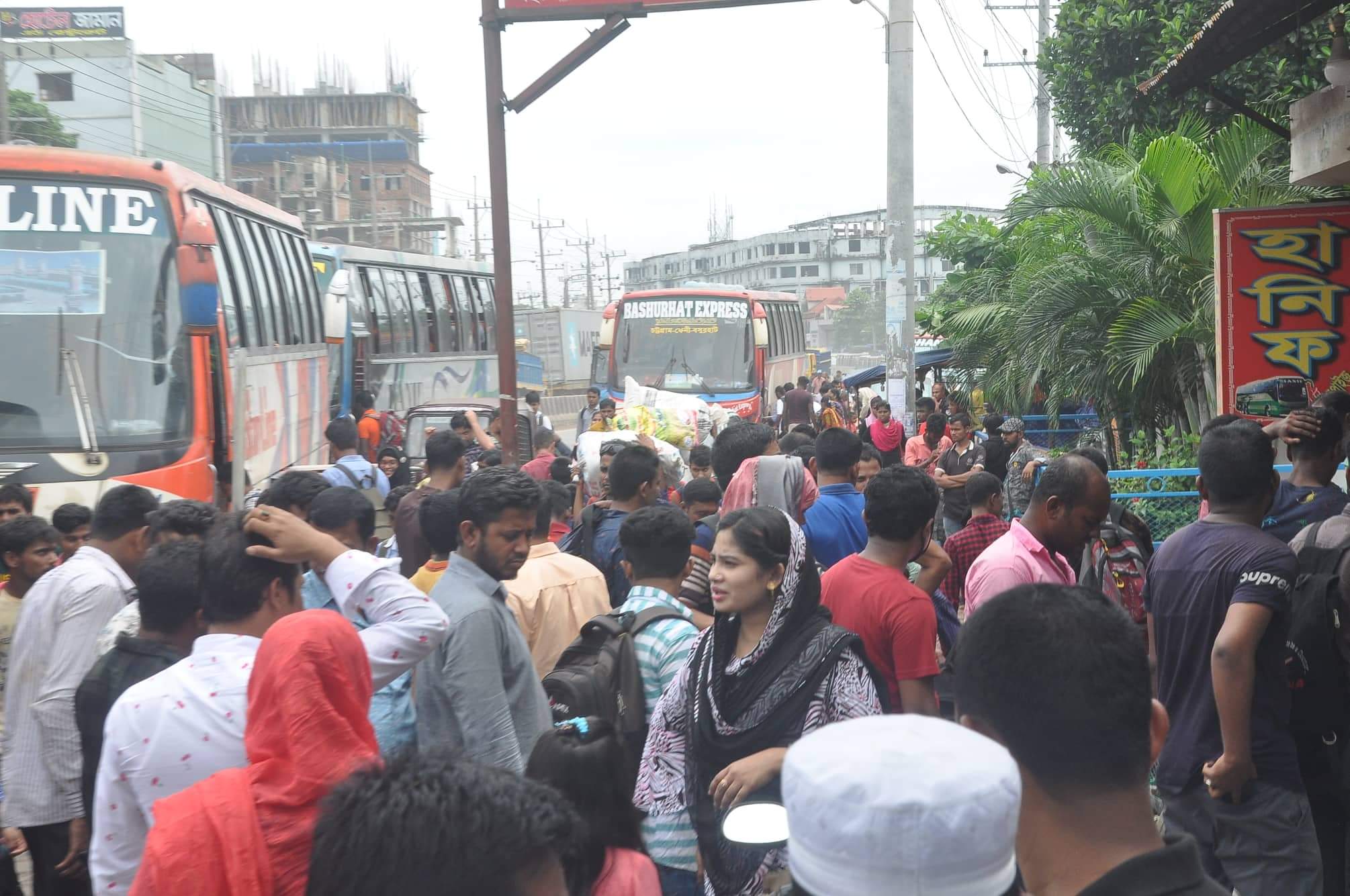 ছুটছে মানুষ, কাউন্টারে ভিড় ছুটছে মানুষ, কাউন্টারে ভিড়