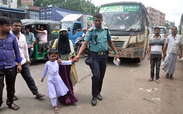 ঝুঁকি নিয়ে পারাপার ঝুঁকি নিয়ে পারাপার