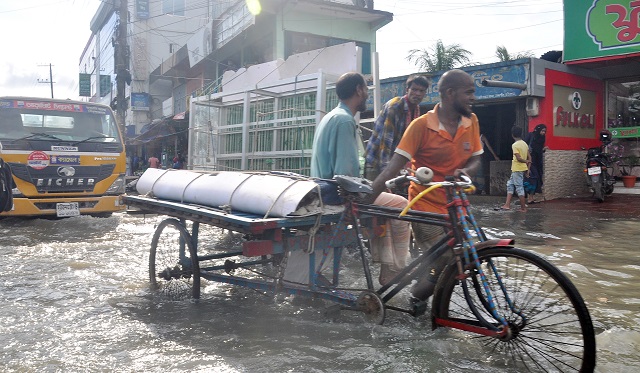 জোয়ারে ডুবেছে কাপ্তাই সড়ক
