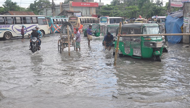 জোয়ারে ডুবেছে কাপ্তাই সড়ক