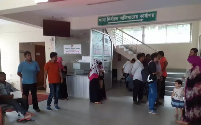 লাঞ্চ করতেই ইসি কর্তার আড়াই ঘণ্টা! লাঞ্চ করতেই ইসি কর্তার আড়াই ঘণ্টা!