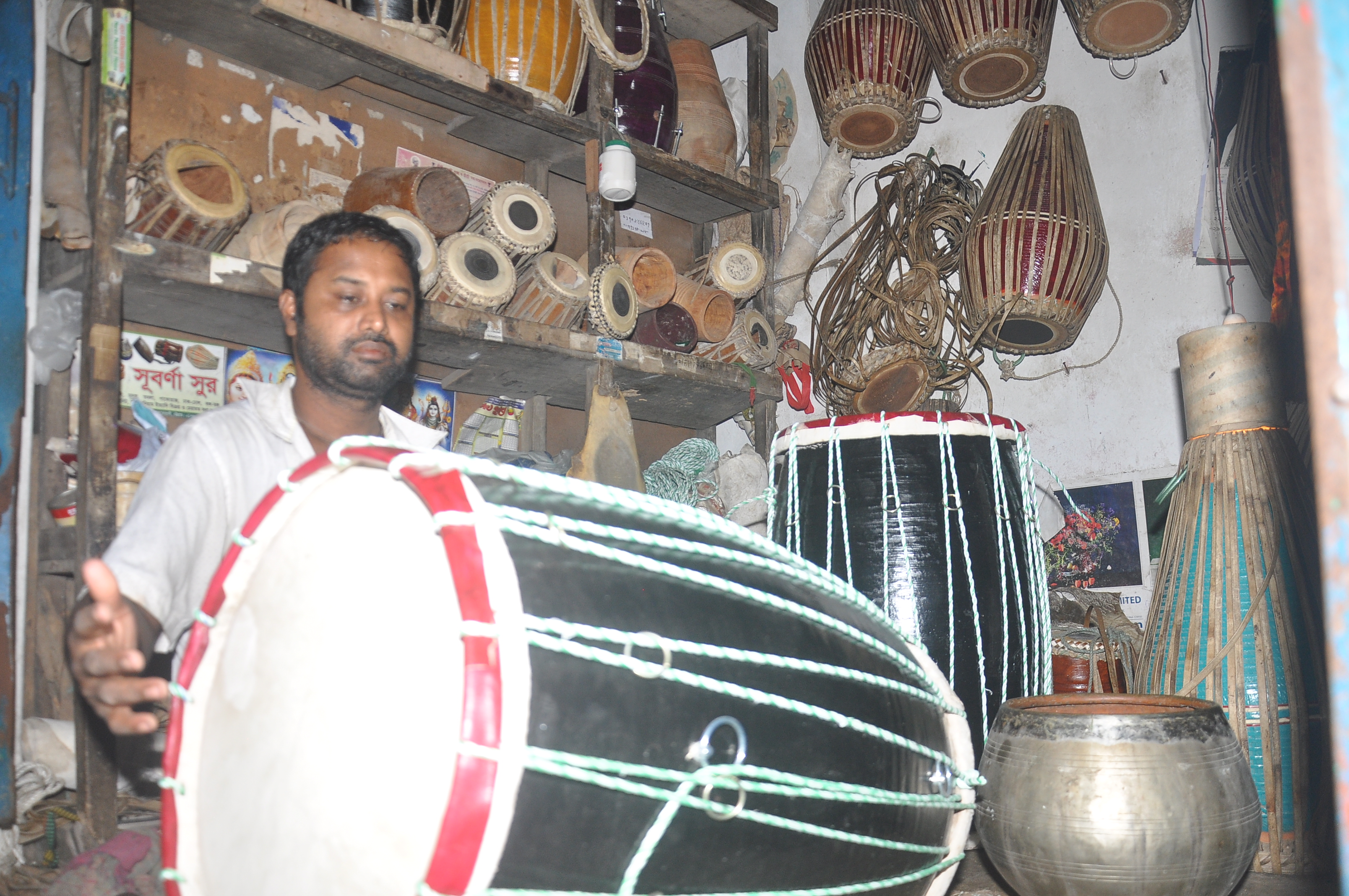 আসছে ঢাকের বাদ্যি আসছে ঢাকের বাদ্যি