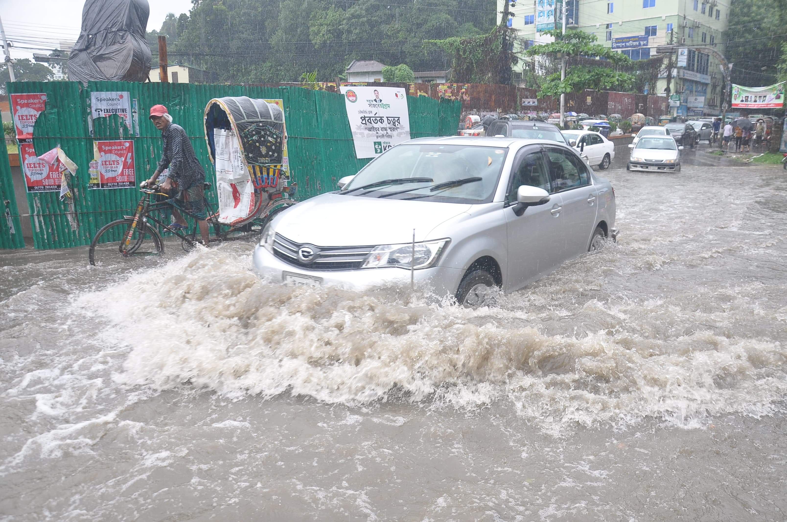 বৃষ্টি হলেই অথৈ পানি বৃষ্টি হলেই অথৈ পানি