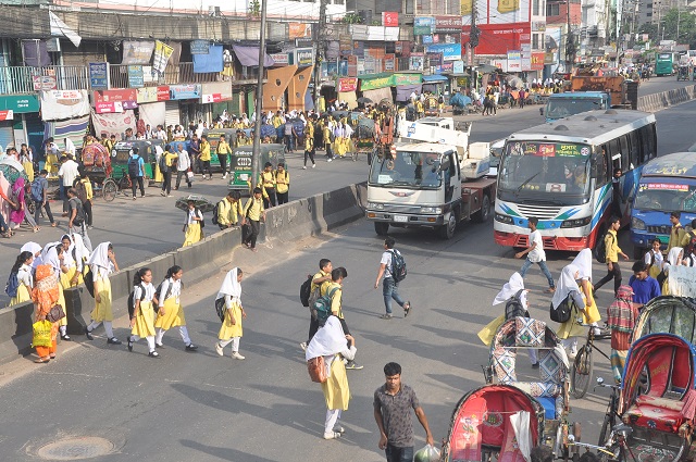 ঝুঁকিতে সড়ক পারাপার ঝুঁকিতে সড়ক পারাপার