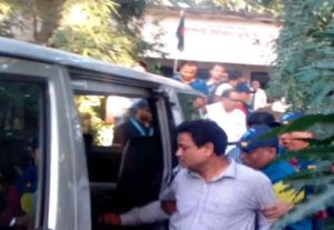 দুদকের অভিযানে টাকা ও ফাইলপত্রসহ তহশীলদার গ্রেপ্তার দুদকের অভিযানে টাকা ও ফাইলপত্রসহ তহশীলদার গ্রেপ্তার